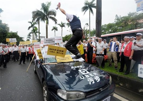 臺灣出租司機包圍立法院，抗議優步非法經營